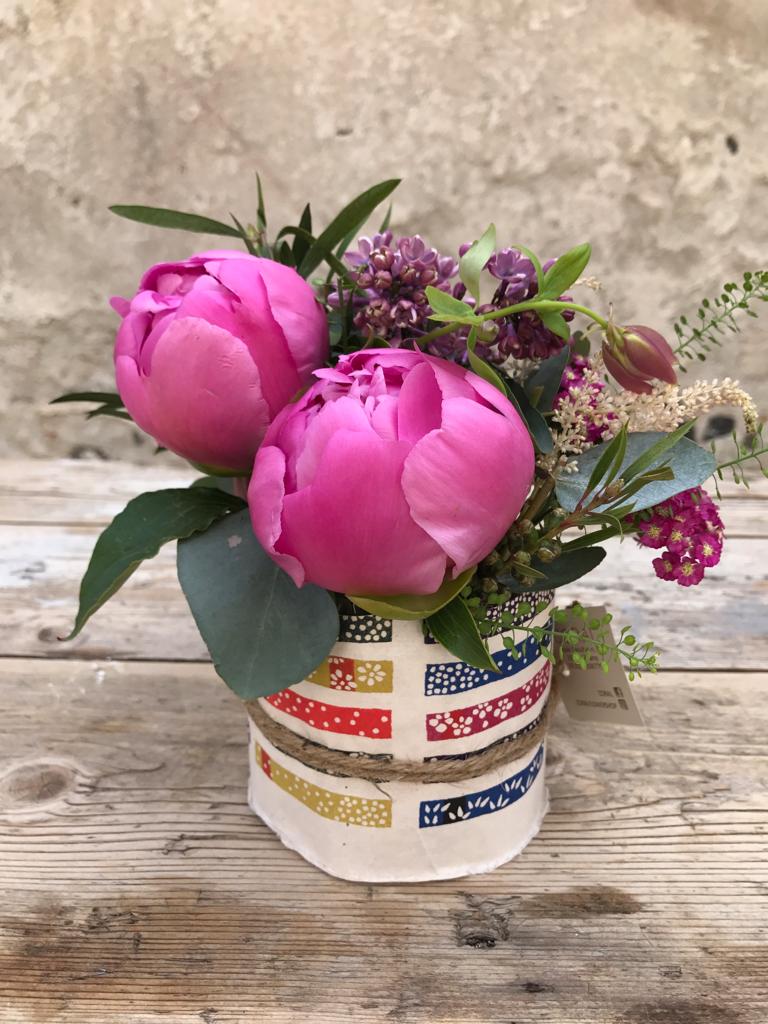 Composizione Con Peonie E Fiori Di Stagione Coral Ordina Online Cosaporto