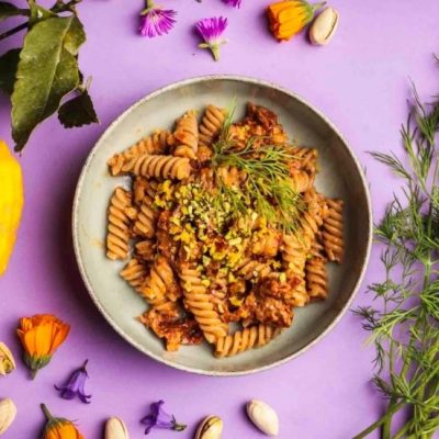 Fusilloni al pesto rosso Cucineria consegna a domicilio con Cosaporto