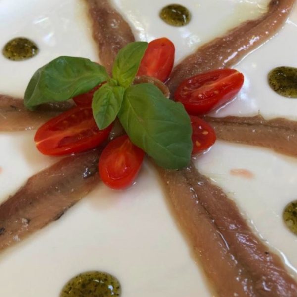Acciughe con Pomodori e Mozzarella da La Paranza consegna a domicilio con cosaporto