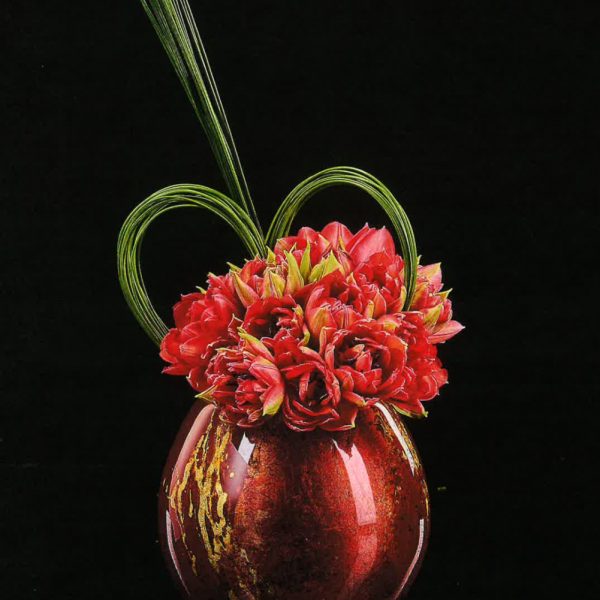 Composizione con Bouquet di Tulipani rossi e flexigrass a cuore su vaso boulle in vetro "Vertido Lava Rosso" 1