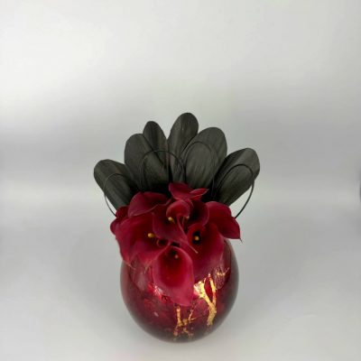 Composizione di Calle arancio e flexigrass nero a cuore e balck cordiline su vaso boulle in vetro "Vertido Lava Rosso" 1