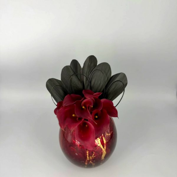 Composizione di Calle arancio e flexigrass nero a cuore e balck cordiline su vaso boulle in vetro "Vertido Lava Rosso" 1