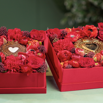 Scatola quadrata in raso rosso con fiori freschi toni del rosso e cuore in metallo 3