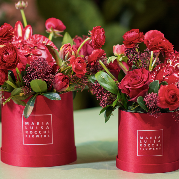 Cappelliera in raso rosso con fiori freschi toni del rosso e cuore in ceramica realizzato a mano 2
