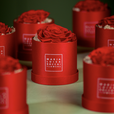 Cappelliera in raso rosso con rosa stabilizzata 1