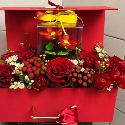 box di san valentino fiore di cioccolato con fiori di stagione 1